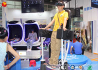 Fachmann, der oben Kino-Simulator 9D VR stehenden Achterbahn-9D steht