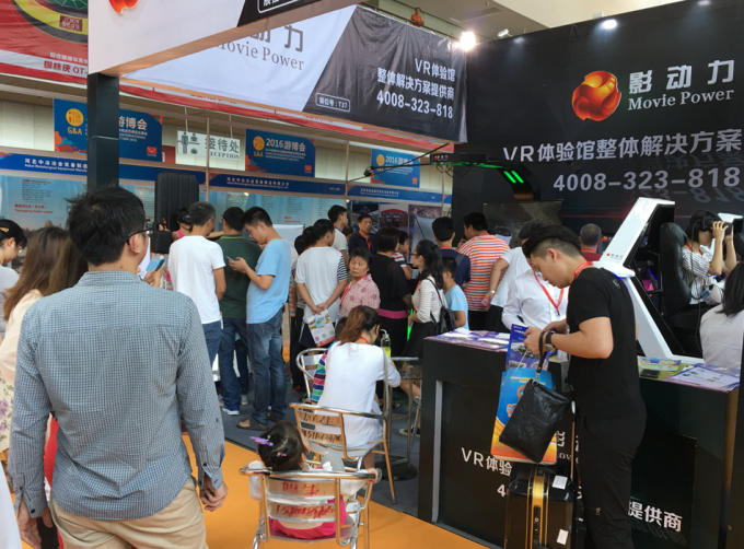neueste Unternehmensnachrichten über Rennwagen der Film-Energie VR hat Medieninteresse auf den internationalen Spielen Chinas u. der Unterhaltungs-Messe 2016 erregt  0